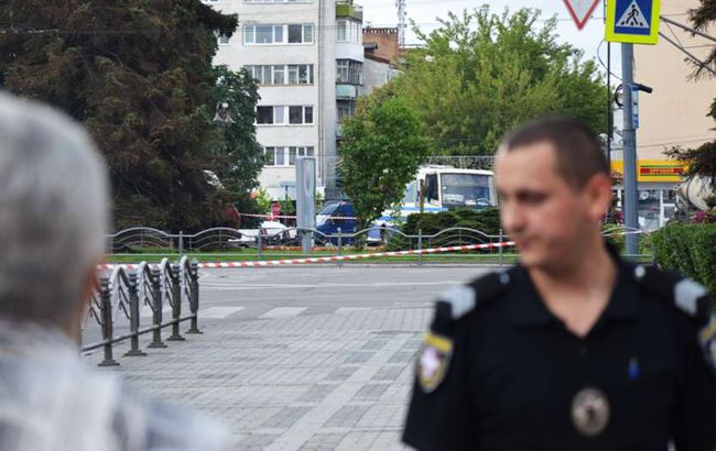 Луцький нападник відпустив трьох заручників після розмови з Зеленським