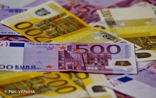 Курс євро падає третій день поспіль і закріпився нижче 33 гривень