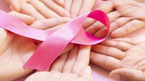 Ці три симптоми сигналізують про розвиток раку грудей: ознаки серйозної небезпеки