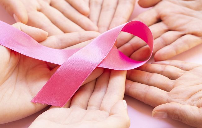 Ці три симптоми сигналізують про розвиток раку грудей: ознаки серйозної небезпеки