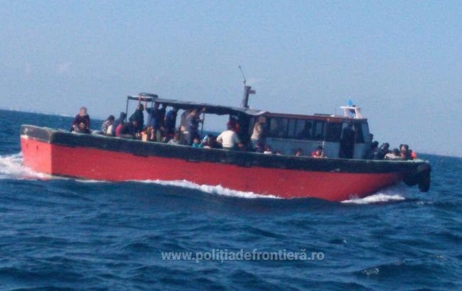 У берегов Румынии в Черном море задержали судно с 87 мигрантами