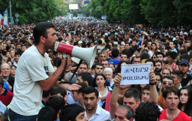 Активісти в Єревані продовжать акцію протесту