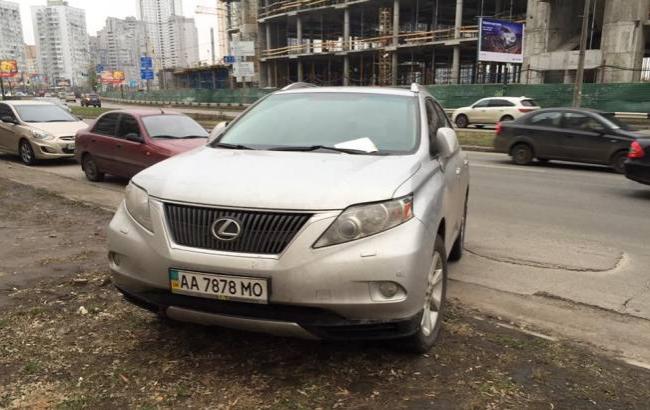 "Когда за рулем м*дак": в Киеве для "героя парковки" оставили послание