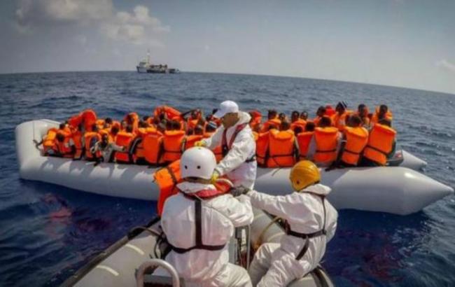 Біля берегів Лівії затонув човен з 700 мігрантами