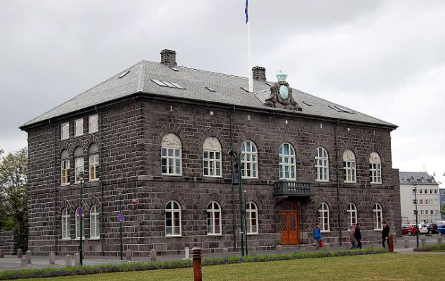Парламент Исландии провалил отставку правительства из-за "оффшорного скандала"