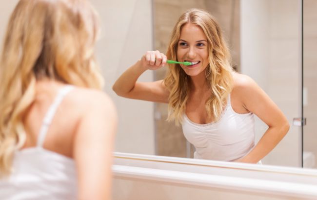 Стоматолог розповів, що станеться, якщо ви хоча б один раз не почистите зуби