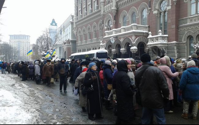 Акции протеста в Киеве: под Нацбанком собрались около 2 тыс. митингующих