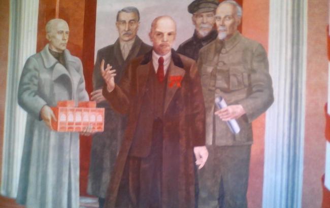В КПИ до сих пор красуется панно с Лениным