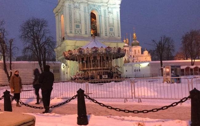 Возле Софийского собора появилась карусель