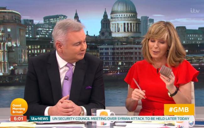 Телеведущая забыла снять бигуди и вышла в прямой эфир (видео)