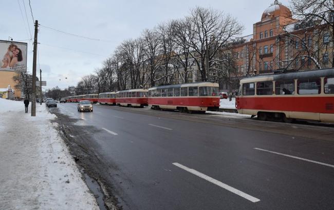 Герой паркування: у Києві автомобіль дівчата зупинив вісім трамваїв