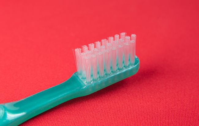 Де не можна тримати зубну щітку: три місця у ванній, які роблять її небезпечною