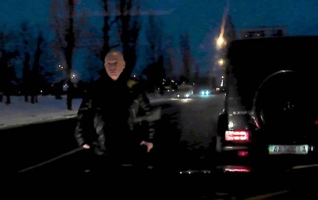В Киеве водитель джипа устроил бурные разборки на дороге