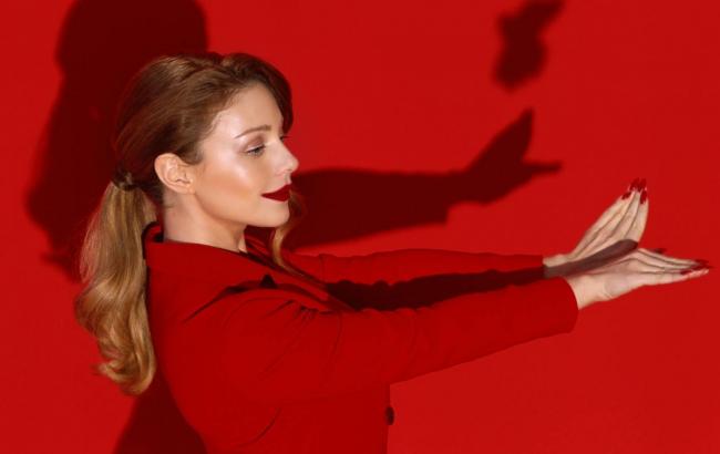 Перечекати: Тіна Кароль здивувала естетичним "червоним" кліпом