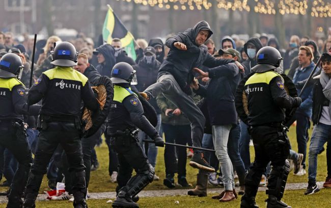 В Амстердамі пройшов протест проти локдауну, поліція використала водомети