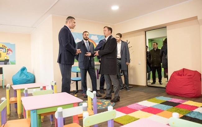 Кличко перевірив, як відремонтували гуртожиток для працівників КП "Київпастранс" (фото)