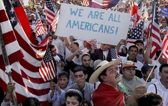 Імміграційні служби США затримали близько 700 мігрантів
