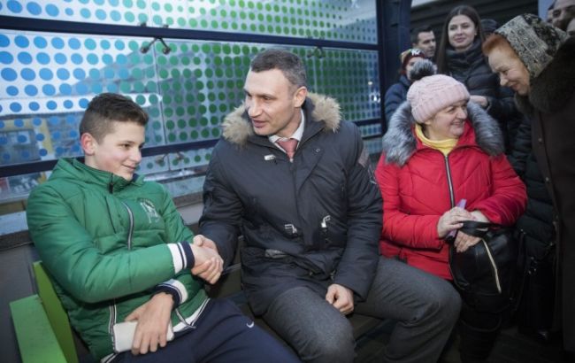 Кличко проверил обновленную станцию скоростного трамвая и новое LED-освещение на бульваре Вацлава Гавела