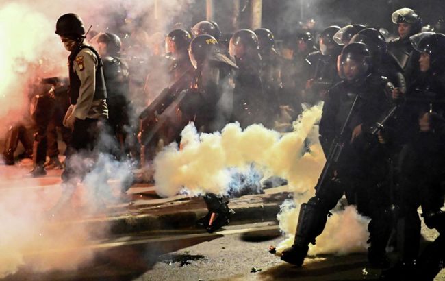 В Джакарте в ходе столкновений с полицией погибли шесть человек