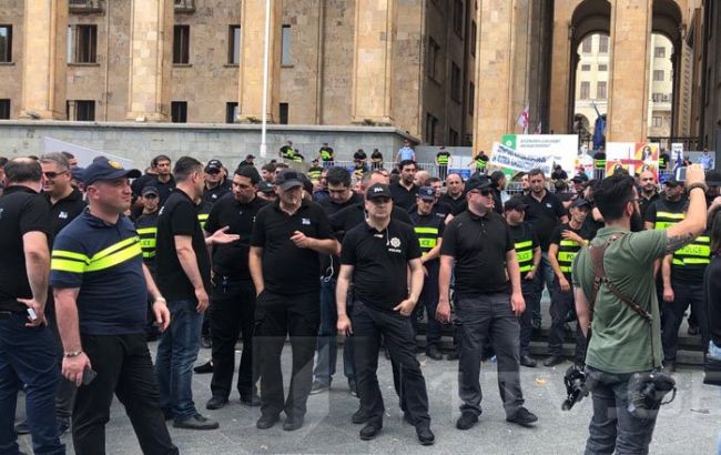 В Грузии полиция из-за протестов оцепила здание парламента