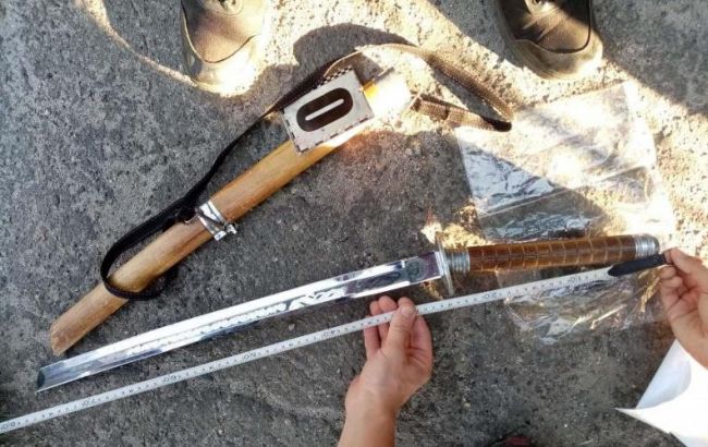 Под Харьковом мужчина угрожал врачу японским мечом: хотел измерить давление