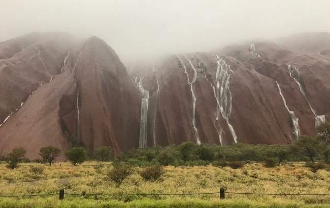 В австралійській пустелі скеля перетворилася у водоспад