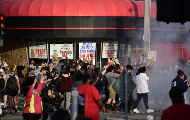 Атака на поліцейських і арешти: ще в двох містах США пройшли масові протести