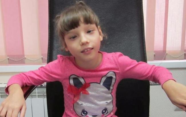 Девятилетней девочке нужно научиться ходить и говорить