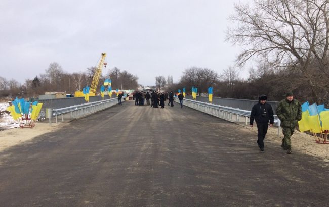 В Донецкой области восстановили разрушенный боевиками мост