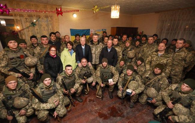 Порошенко в Широкино: опубликовано фото общения президента с бойцами