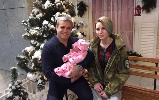 Волонтер Яна Зинкевич с дочкой похвастались новогодними подарками