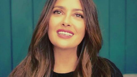 54-летняя Сальма Хайек в стильном платье-рубашке восхитила цветущим внешним видом