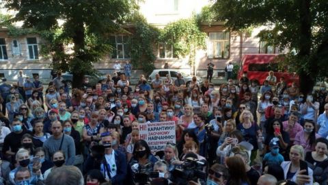 У Чернівцях протестують проти дистанційного навчання