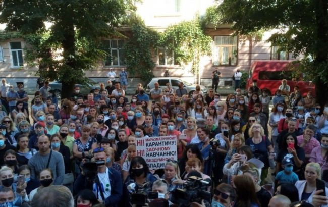 У Чернівцях протестують проти дистанційного навчання