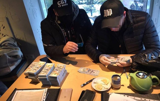 Хотіли "допомогти" бізнесменові за півмільйона доларів: у Києві затримали шахраїв