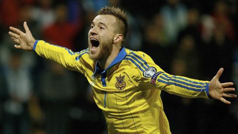 Дружина Ярмоленка поділилася пристрасним фото з футболістом