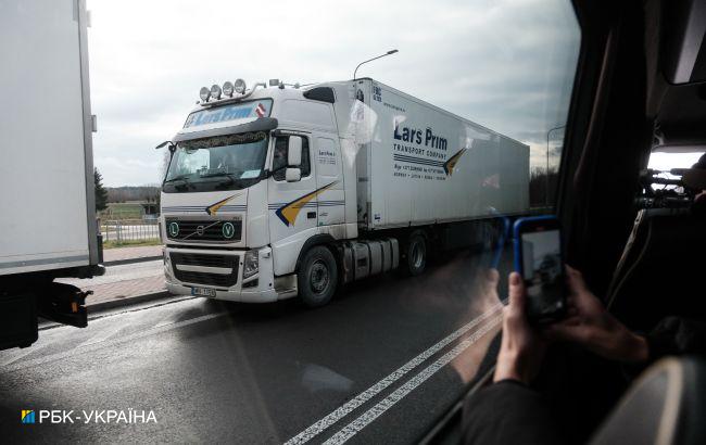УЗ організувала перевезення вантажівок залізницею до Польщі, прибула перша партія