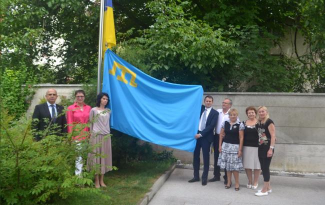 По всьому світу відзначають День кримськотатарського прапору