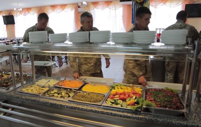 В сети показали, чем питаются украинские военные в "натовской" столовой