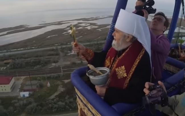 Окупанти на повітряній кулі освятили Керченський міст (відео)