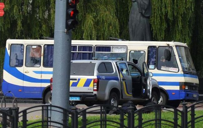 Террорист уже 6 часов удерживает заложников в Луцке: ситуация на данный момент