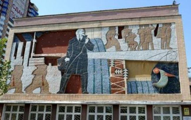 В Харькове Ленина "закатали" в асфальт