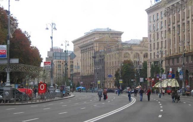 На Крещатике тротуар перекрыли ограничителями