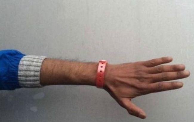 В Британии мигрантов обозначали цветными браслетами