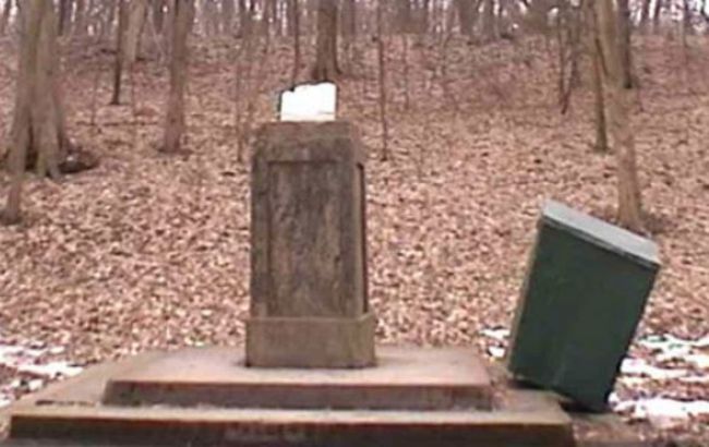 У дендропарку "Софіївка" невідомі відбили голову Арістотелю