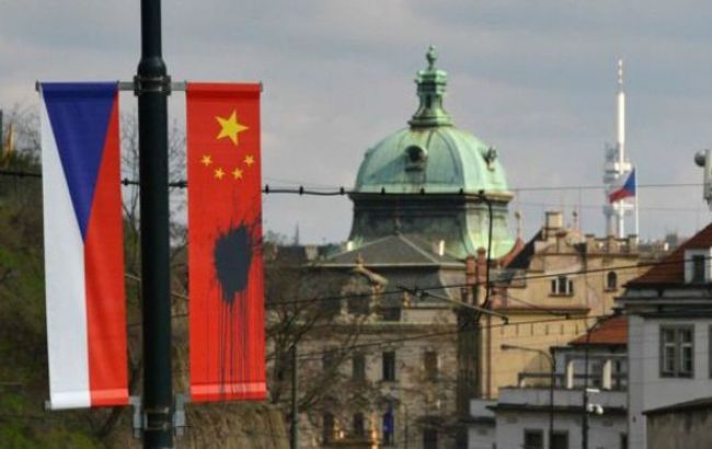 У Чехії попсували десятки китайських прапорів перед візитом глави КНР