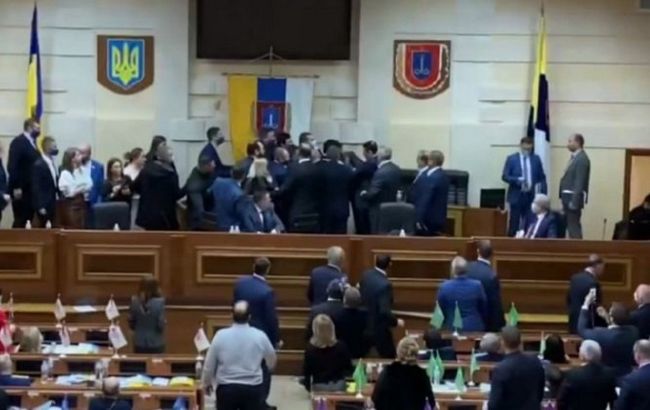 В Одеській облраді знову побилися депутати: били скло і штурмували зал (відео)