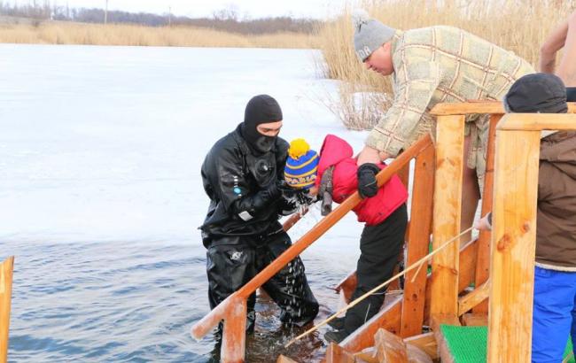 На Крещение в ходе купания в водоемах пострадали 2 человека