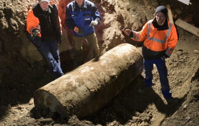 В Германии эвакуировали 50 тыс. человек, чтобы обезвредить двухтонную бомбу