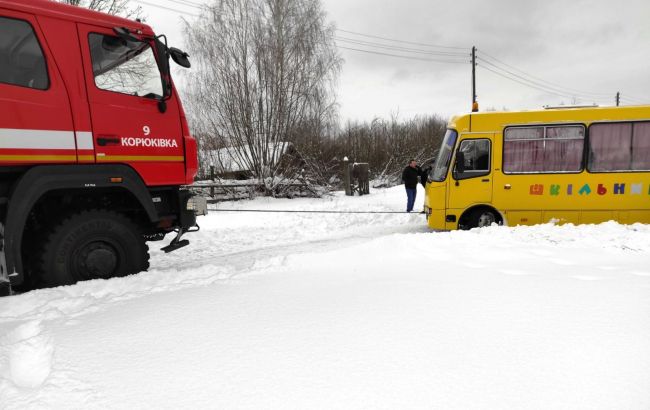 Снегопады в Украине: спасатели достали из сугробов почти 500 авто